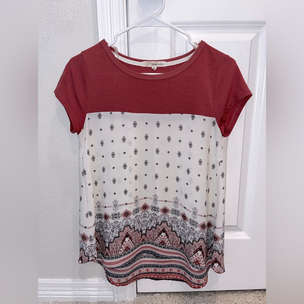 Hi! I am selling this flowy, very soft top! It is good for casual/cute outfits!